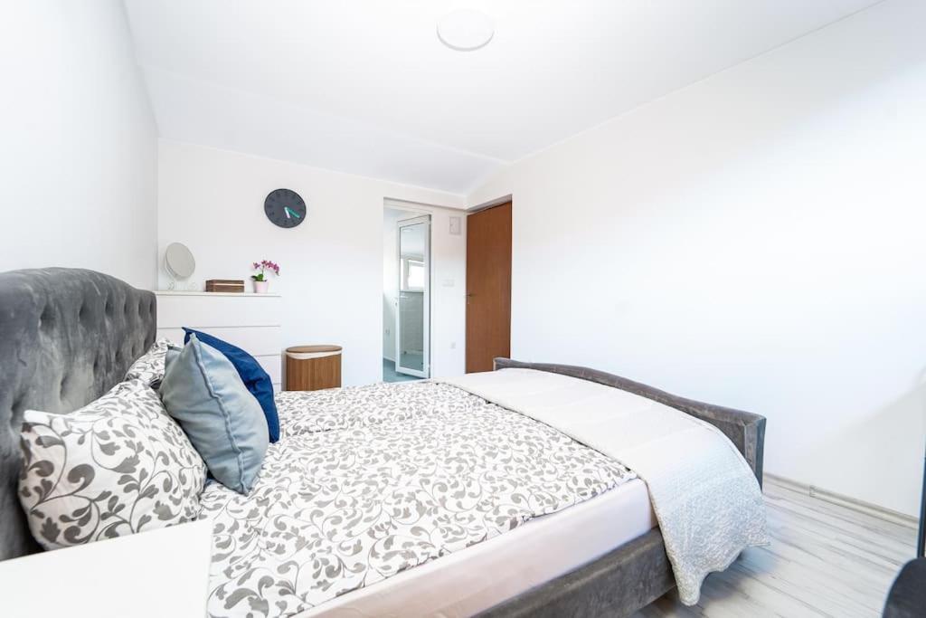 Central 2bd Next To Vitosha Bul.